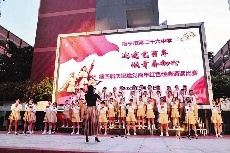 屏幕有一条白色的竖直的线怎么回事，不知道不是不是被压坏了？游戏画面